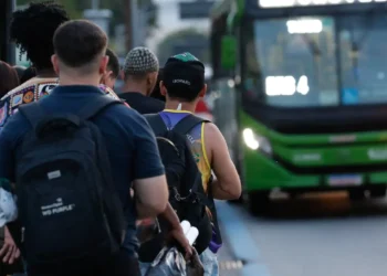 A passagem de ônibus no Rio de Janeiro vai aumentar de R$ 4,70 para R$ 5 a partir de domingo (4). Novo valor também vale para BRT, VLT e vans.