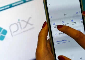 Após sucessivos adiamentos, o Banco Central desiste de regulamentar o Pix Parcelado e veta o uso do nome pelas instituições financeiras. Decisão gera críticas de especialistas e do Idec, que alertam para riscos de endividamento e falta de transparência.
