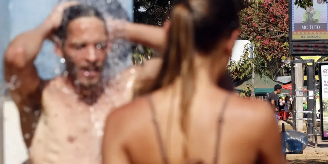 Verão começa com calor intenso e chuvas fortes no Brasil. Inmet alerta para temperaturas até 5°C acima da média e risco de temporais.