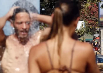 Verão começa com calor intenso e chuvas fortes no Brasil. Inmet alerta para temperaturas até 5°C acima da média e risco de temporais.