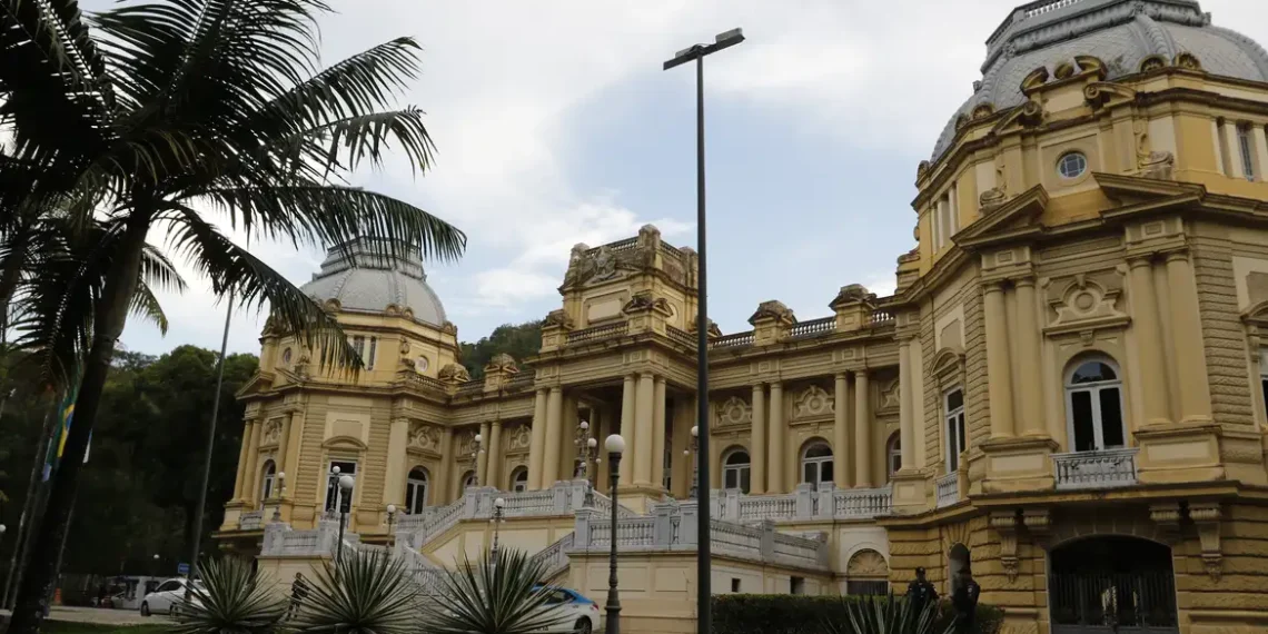 Governo do Rio sanciona lei que autoriza adesão ao Propag, programa federal de refinanciamento da dívida dos estados, com condições mais vantajosas e foco na manutenção de serviços públicos.