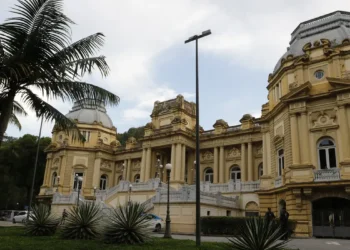 Governo do Rio sanciona lei que autoriza adesão ao Propag, programa federal de refinanciamento da dívida dos estados, com condições mais vantajosas e foco na manutenção de serviços públicos.