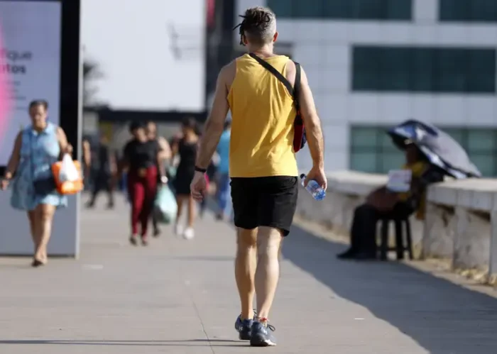 Previsão do Inmet indica Natal com ondas de calor e chuvas em diversas regiões do Brasil, com altas temperaturas no Sul e Sudeste.