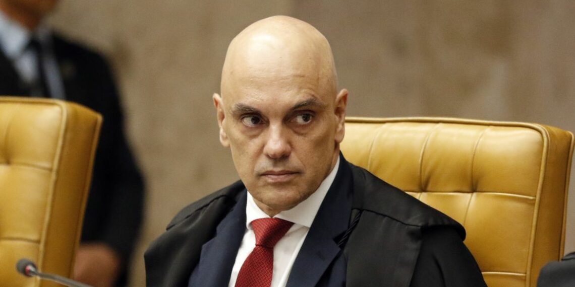 O ministro Alexandre de Moraes negou pedido da defesa de Jair Bolsonaro para que ele recebesse o sogro durante internação em hospital de Brasília.
