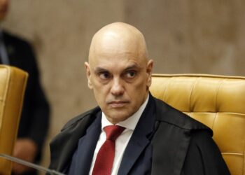 O ministro Alexandre de Moraes negou pedido da defesa de Jair Bolsonaro para que ele recebesse o sogro durante internação em hospital de Brasília.