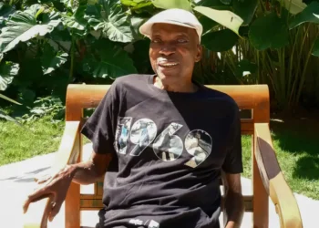 Milton Nascimento receberá o título de Doutor Honoris Causa pela Fiocruz em cerimônia em Belo Horizonte. Homenagem reconhece legado artístico e social do cantor.