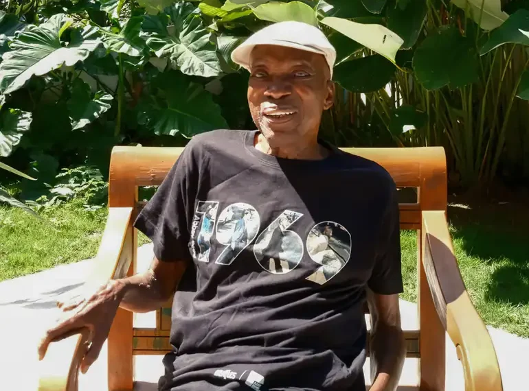 Milton Nascimento receberá o título de Doutor Honoris Causa pela Fiocruz em cerimônia em Belo Horizonte. Homenagem reconhece legado artístico e social do cantor.