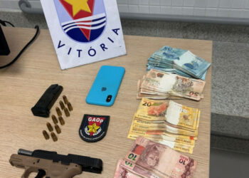 Guarda Municipal de Vitória prende homem com arma, drogas e mais de R$ 5 mil após abordagem na Segunda Ponte. Suspeito tinha passagens por tráfico e roubo.