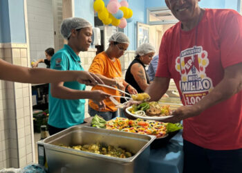 Albergue para Migrantes de Vitória promove almoço natalino com mesa farta e relatos de acolhimento, emprego e reconstrução de vidas.
