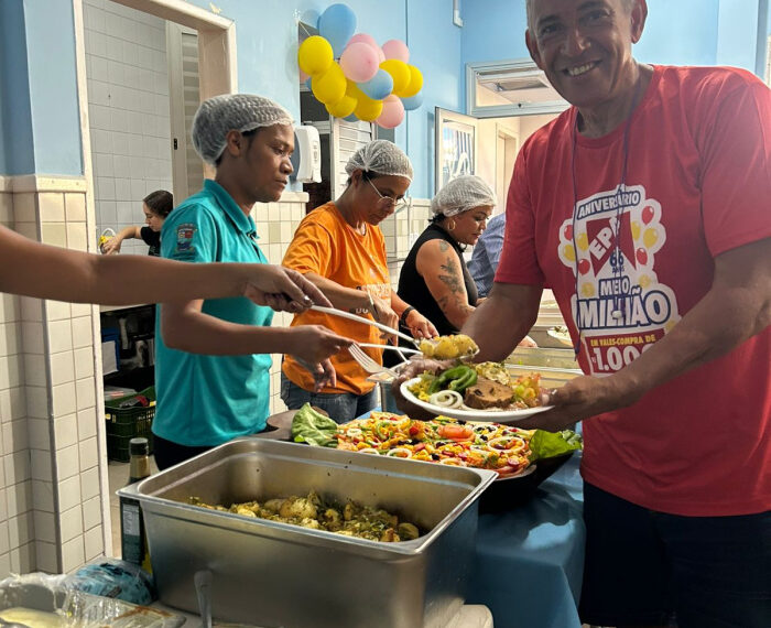 Albergue para Migrantes de Vitória promove almoço natalino com mesa farta e relatos de acolhimento, emprego e reconstrução de vidas.