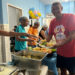 Albergue para Migrantes de Vitória promove almoço natalino com mesa farta e relatos de acolhimento, emprego e reconstrução de vidas.