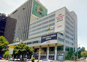 Lei do Paletó entra em vigor no Rio e dispensa o uso de terno e gravata em repartições públicas até 31 de março. OAB-RJ orienta advocacia, e TRT-RJ flexibiliza vestimenta por causa do calor extremo.