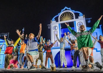 Artistas periféricos do Recife transformam música, dança e teatro em ferramentas de cidadania e identidade no tradicional auto de Natal Baile do Menino Deus.