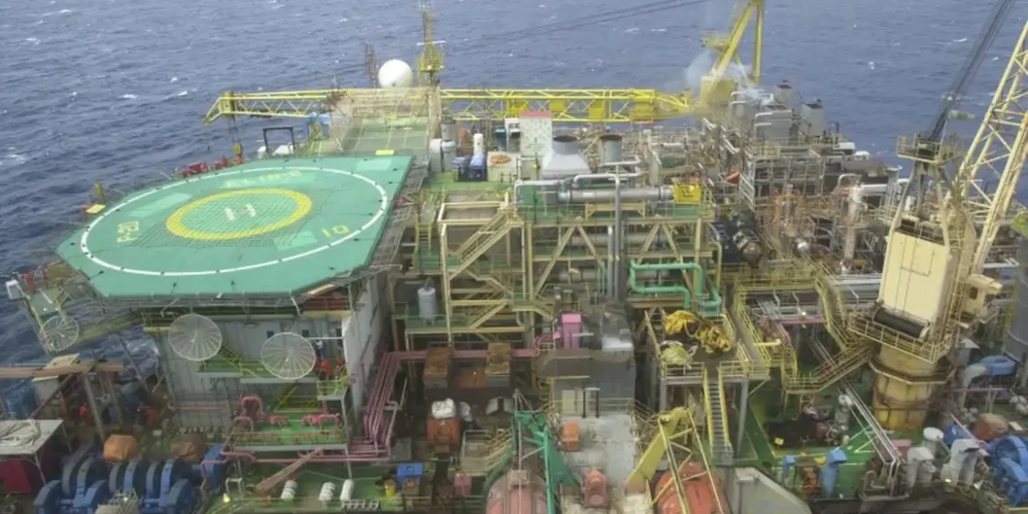 Plataforma P-40 da Petrobras segue com produção paralisada após vazamento de gás na Bacia de Campos; estatal descarta relação com greve dos petroleiros.