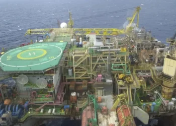Plataforma P-40 da Petrobras segue com produção paralisada após vazamento de gás na Bacia de Campos; estatal descarta relação com greve dos petroleiros.