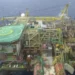 Plataforma P-40 da Petrobras segue com produção paralisada após vazamento de gás na Bacia de Campos; estatal descarta relação com greve dos petroleiros.