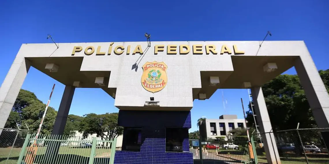 Alexandre de Moraes autoriza Jair Bolsonaro a fazer fisioterapia diária na prisão, receber cartas, visitas de Michelle e conceder entrevista.