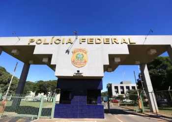 Alexandre de Moraes autoriza Jair Bolsonaro a fazer fisioterapia diária na prisão, receber cartas, visitas de Michelle e conceder entrevista.