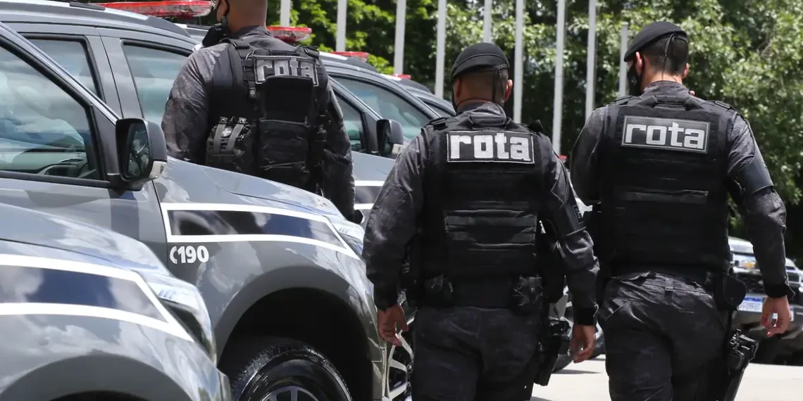 Polícia Civil prende homem que atropelou e arrastou uma mulher na Marginal Tietê, em São Paulo. Suspeito foi baleado ao resistir à prisão e responderá por tentativa de feminicídio.