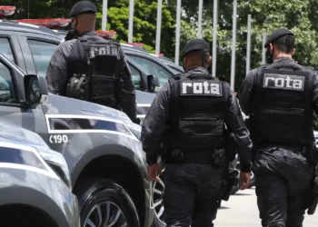 Polícia Civil prende homem que atropelou e arrastou uma mulher na Marginal Tietê, em São Paulo. Suspeito foi baleado ao resistir à prisão e responderá por tentativa de feminicídio.