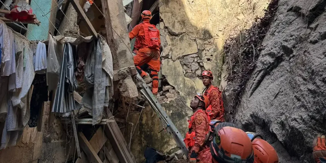 Dezessete pessoas foram resgatadas com vida após o desabamento de um casarão no Catete, no Rio. Bombeiros confirmam que não há desaparecidos e Defesa Civil analisa danos estruturais.