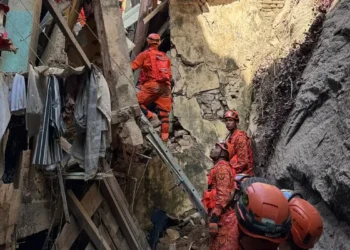 Dezessete pessoas foram resgatadas com vida após o desabamento de um casarão no Catete, no Rio. Bombeiros confirmam que não há desaparecidos e Defesa Civil analisa danos estruturais.
