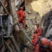 Dezessete pessoas foram resgatadas com vida após o desabamento de um casarão no Catete, no Rio. Bombeiros confirmam que não há desaparecidos e Defesa Civil analisa danos estruturais.