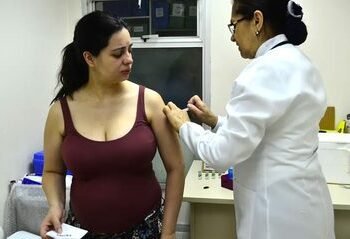 Ministério da Saúde convoca gestantes a partir da 28ª semana para vacina contra bronquiolite no SUS, que protege bebês contra o vírus sincicial respiratório.
