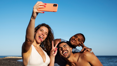 Campanha do Ministério do Turismo incentiva o compartilhamento de fotos e vídeos de destinos de verão em todo o Brasil.