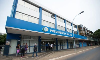 INSS realiza mutirão de quase 19 mil perícias médicas neste fim de semana em 92 agências do país. Parte dos atendimentos será feita por teleperícia. Cerca de seis mil vagas seguem abertas.