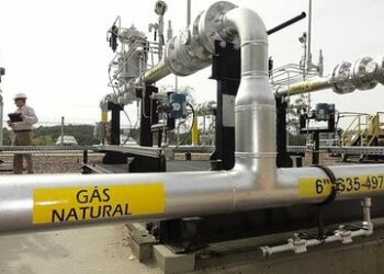Plano Decenal de Expansão de Energia 2035 prevê que a produção de gás natural no Brasil crescerá 95% em dez anos, com avanço do pré-sal, processamento offshore e investimentos que garantem superávit de oferta no país.