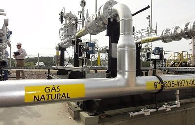 Plano Decenal de Expansão de Energia 2035 prevê que a produção de gás natural no Brasil crescerá 95% em dez anos, com avanço do pré-sal, processamento offshore e investimentos que garantem superávit de oferta no país.