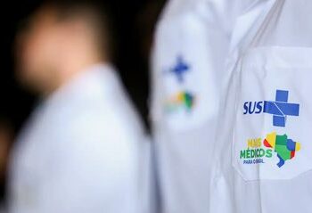 Programa Mais Médicos quase dobra número de profissionais em três anos, amplia atendimentos no SUS, reduz internações evitáveis e fortalece a Atenção Primária em 4,5 mil municípios.