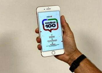 Disque 100 soma mais de 2,2 milhões de atendimentos em 2025, com 617,8 mil denúncias de violações de direitos humanos e ampliação dos canais de acesso em todo o Brasil.