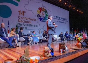 A 14ª Conferência Nacional de Assistência Social celebrou os 20 anos do SUAS com discursos sobre combate à fome, redução da pobreza e defesa da PEC 383. Evento reúne gestores, trabalhadores e sociedade civil em Brasília.