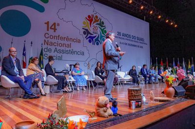 A 14ª Conferência Nacional de Assistência Social celebrou os 20 anos do SUAS com discursos sobre combate à fome, redução da pobreza e defesa da PEC 383. Evento reúne gestores, trabalhadores e sociedade civil em Brasília.