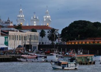 Rádio Nacional da Amazônia apresenta retrospectiva de 2025 em minissérie com quatro episódios, destacando política, meio ambiente, COP30, cultura e povos da floresta.