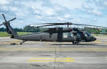 Exército Brasileiro recebe o primeiro helicóptero UH-60M Black Hawk entre 12 unidades adquiridas para modernizar a Aviação do Exército.