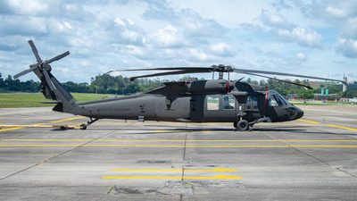 Exército Brasileiro recebe o primeiro helicóptero UH-60M Black Hawk entre 12 unidades adquiridas para modernizar a Aviação do Exército.