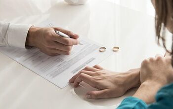 IBGE registra queda de 2,8% nos divórcios em 2024. Guarda compartilhada supera guarda materna e casamentos civis têm leve alta no país.