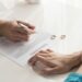 IBGE registra queda de 2,8% nos divórcios em 2024. Guarda compartilhada supera guarda materna e casamentos civis têm leve alta no país.