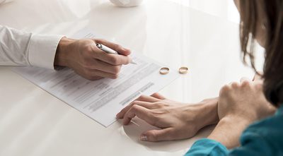 IBGE registra queda de 2,8% nos divórcios em 2024. Guarda compartilhada supera guarda materna e casamentos civis têm leve alta no país.