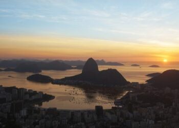 Brasil supera 8,3 milhões de turistas internacionais de janeiro a novembro de 2025 e registra o melhor novembro da história. Argentina lidera emissões; São Paulo é o principal portão de entrada.