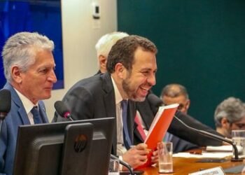 Guilherme Boulos afirma que o fim da escala 6x1 e a redução da jornada sem corte de salários são prioridades do governo. Em audiência na Câmara, ministro cita estudos internacionais e impacto econômico.