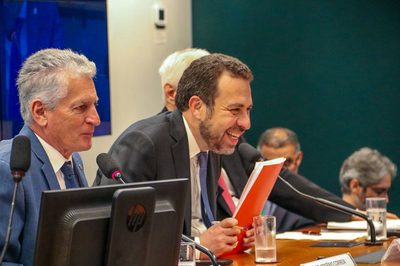 Guilherme Boulos afirma que o fim da escala 6x1 e a redução da jornada sem corte de salários são prioridades do governo. Em audiência na Câmara, ministro cita estudos internacionais e impacto econômico.