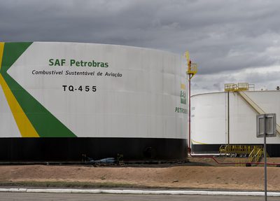 Brasil avança na produção de combustível sustentável de aviação (SAF) e deve atender a demanda do setor aéreo até 2029, impulsionando a descarbonização e a economia de baixo carbono.