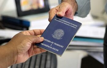 Taxa de desemprego cai para 5,2% em novembro de 2025, a menor desde 2012. Número de ocupados, renda média e massa de rendimentos atingem recordes no Brasil, aponta o IBGE.