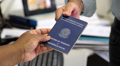 Taxa de desemprego cai para 5,2% em novembro de 2025, a menor desde 2012. Número de ocupados, renda média e massa de rendimentos atingem recordes no Brasil, aponta o IBGE.