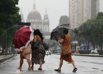 Frente fria intensifica chuvas no Sul e Sudeste a partir desta sexta. Paraná, SC, MS, SP, MG e RJ têm risco de tempestades severas, segundo a Defesa Civil.