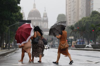Frente fria intensifica chuvas no Sul e Sudeste a partir desta sexta. Paraná, SC, MS, SP, MG e RJ têm risco de tempestades severas, segundo a Defesa Civil.